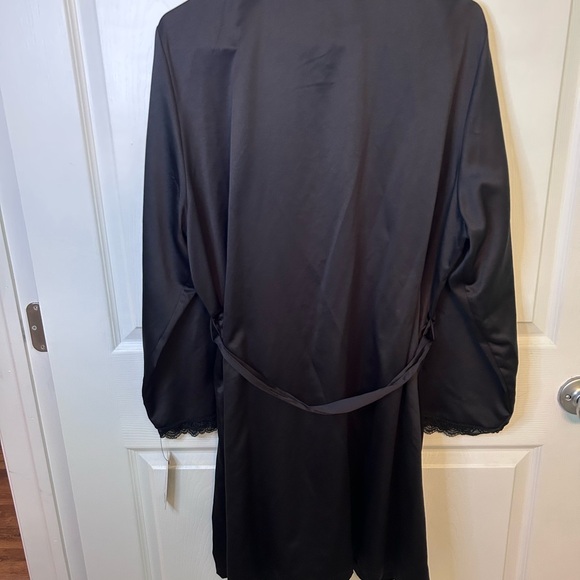 Kohl's Black Satin Robe - Picture 6 of 7